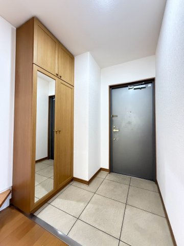 メゾンプリューテの玄関写真