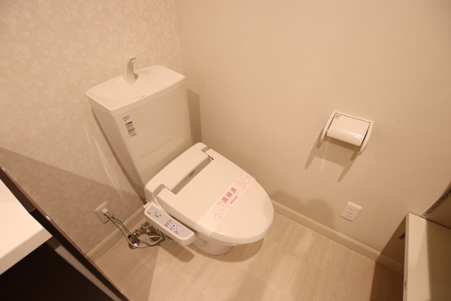 トイレ　嬉しい温水洗浄便座付き