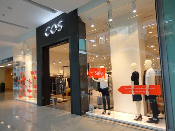 ショッピングセンター　COS青山店（ショッピングセンター）まで673m