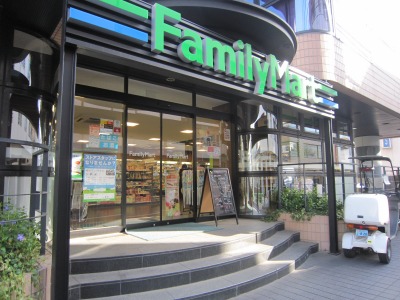 コンビニ　ファミリーマート南青山四丁目店（コンビニ）まで532m