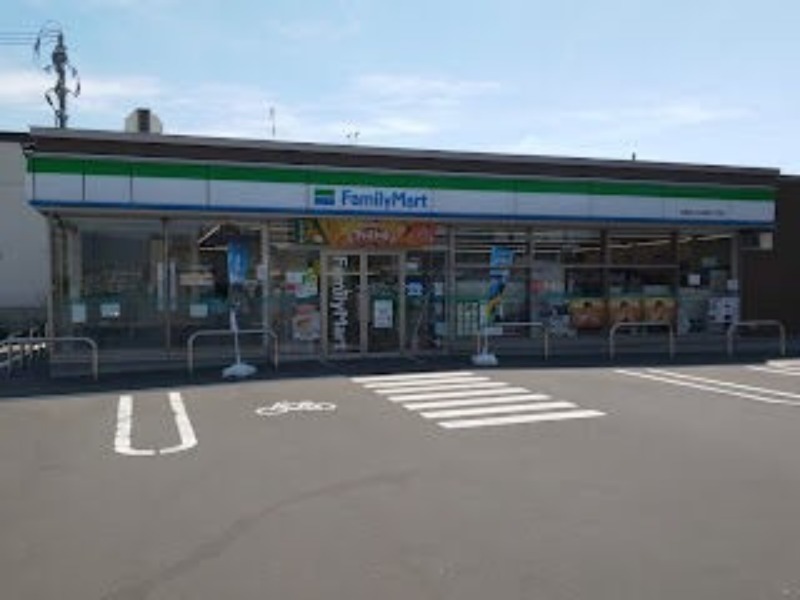 コンビニ　ファミリーマート札幌北23条東8丁目店（コンビニ）まで216m