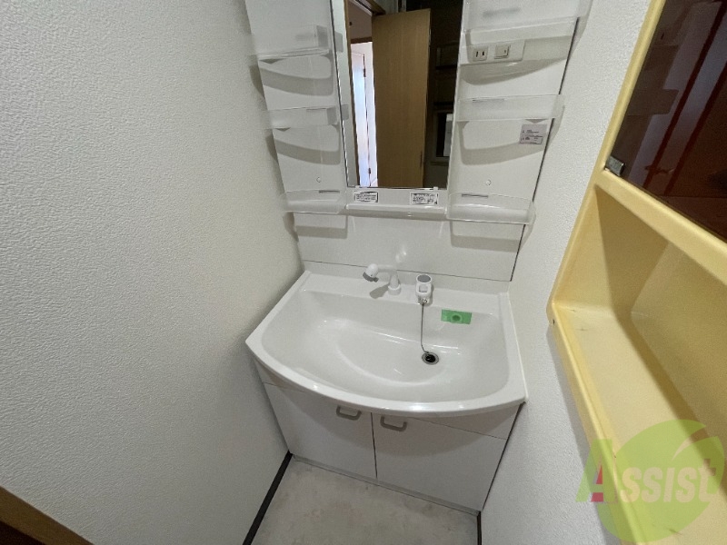 洗面設備　洗面台は脱衣所に御座います。朝の準備もはかどりそうです。