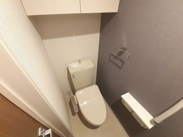 トイレ　落ち着いた色調のトイレです