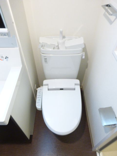 東京メトロ日比谷線 広尾駅 徒歩12分 12階建 築15年のトイレ写真