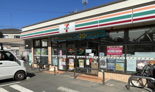 コンビニ　セブンイレブン 横浜東川島町店（コンビニ）まで94m