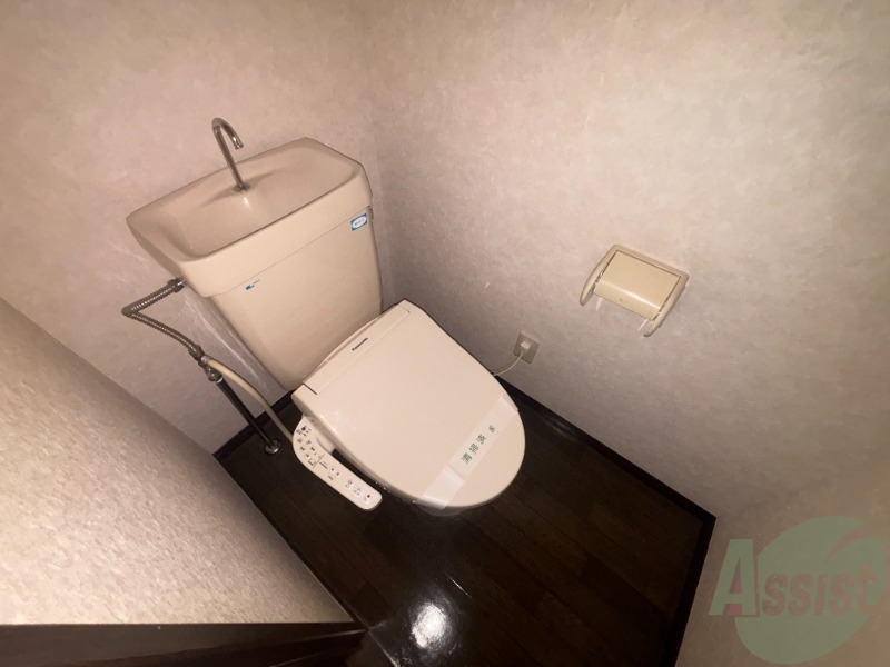 トイレ　トイレは温水洗浄便座です。シンプルな雰囲気になっています。