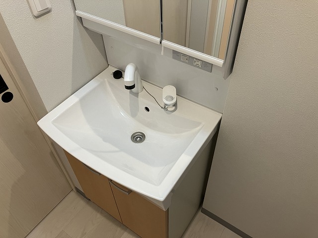 洗面設備　モデル写真使用