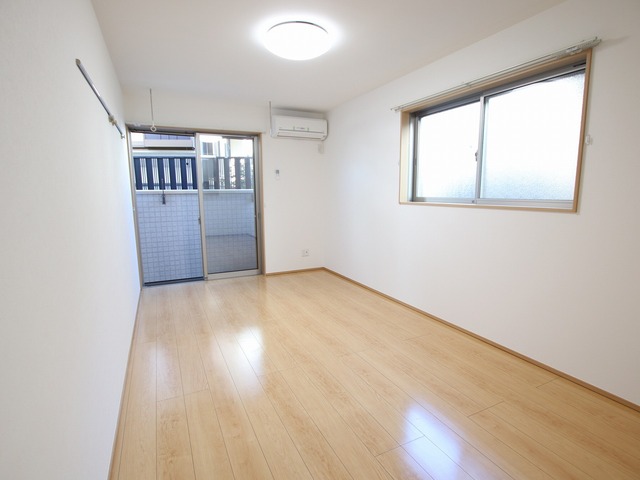 居室・リビング　１２帖の洋室があります。角部屋のため窓があり、光が入りやすい