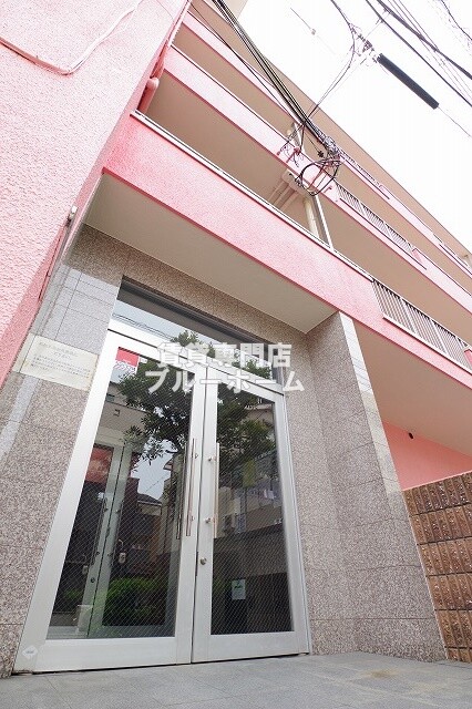 建物外観　ピンク色が特徴的な物件！