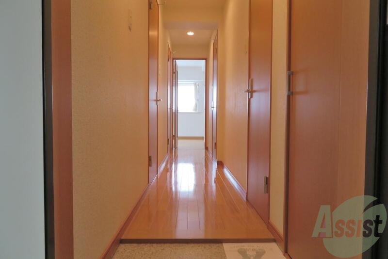 玄関　玄関を入ると正面がリビング、左に２つの洋室があります