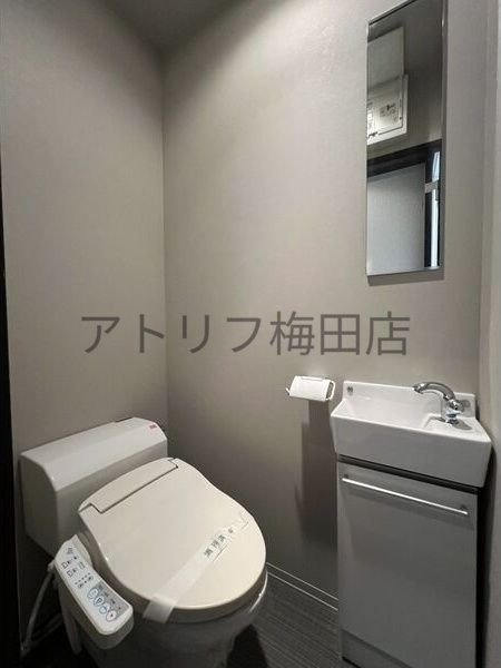 地下鉄谷町線 天神橋筋六丁目駅 徒歩10分 9階建 築19年のトイレ写真