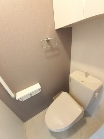 トイレ　落ち着いた色調のトイレです