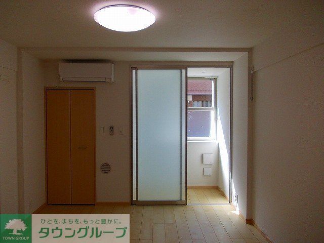ＪＲ東海道本線 平塚駅 バス乗車時間：13分 最寄りバス停で下車 徒歩6分 4階建 築13年の居間写真