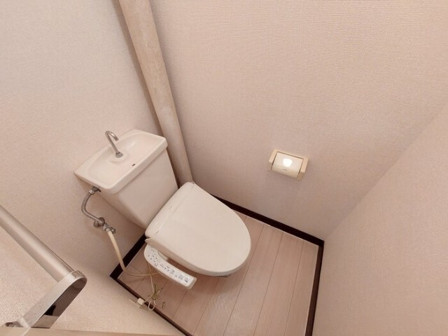 北九州モノレール 企救丘駅 徒歩1分 4階建 築38年のトイレ写真