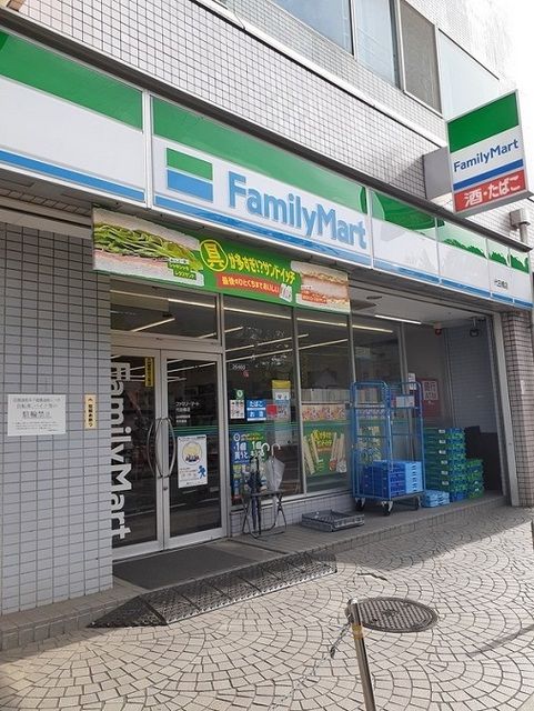 コンビニ　ファミリーマート（コンビニ）まで140m