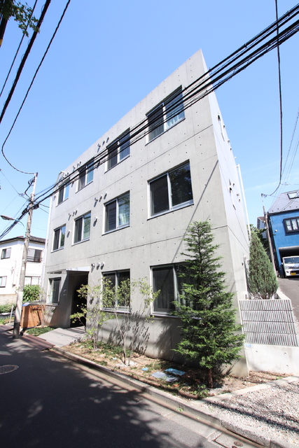 建物外観　淀橋第四小学校向かいの落ち着いた立地に建つマンションです☆
