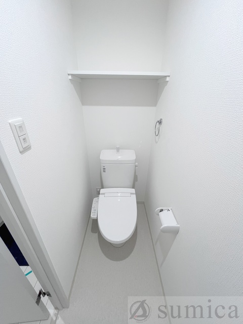 トイレ　人気アイテムの温水洗浄便座。清潔感のあるトイレです。
