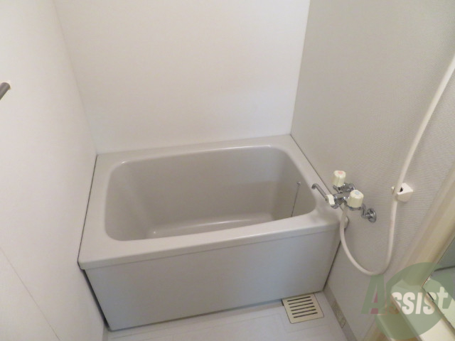 バス・シャワールーム　こちらはお風呂。一日の疲れをここで癒してください。