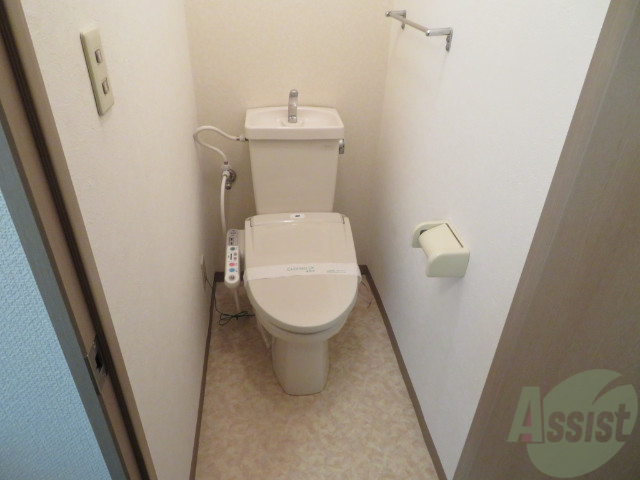 トイレ　ウォシュレット機能がついたトイレです。安心して使用できますね