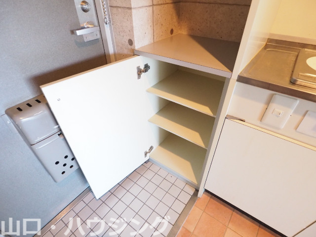 玄関　玄関収納有り