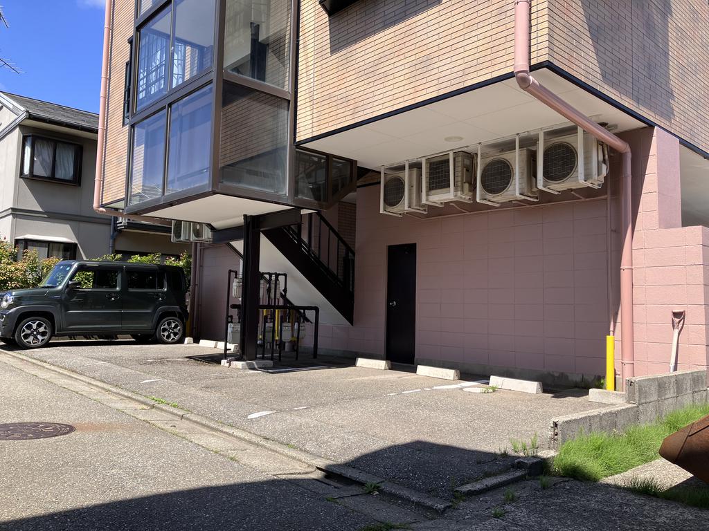 駐車場　画像中央の扉からエントランスに出入可