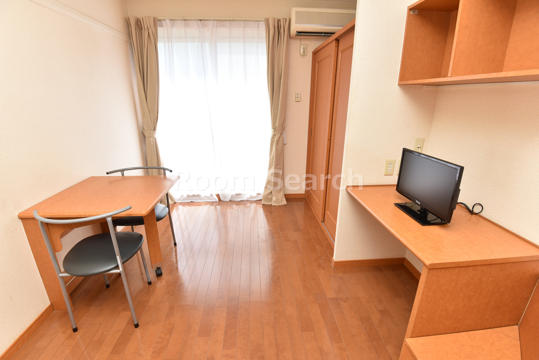 居室・リビング　テレビ、カーテン、エアコン、照明付き