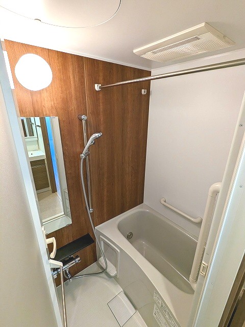 バス・シャワールーム　追焚オートバス、浴室換気乾燥機付きです