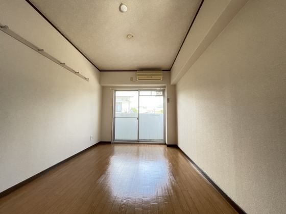 居室・リビング　※別号室の写真です。