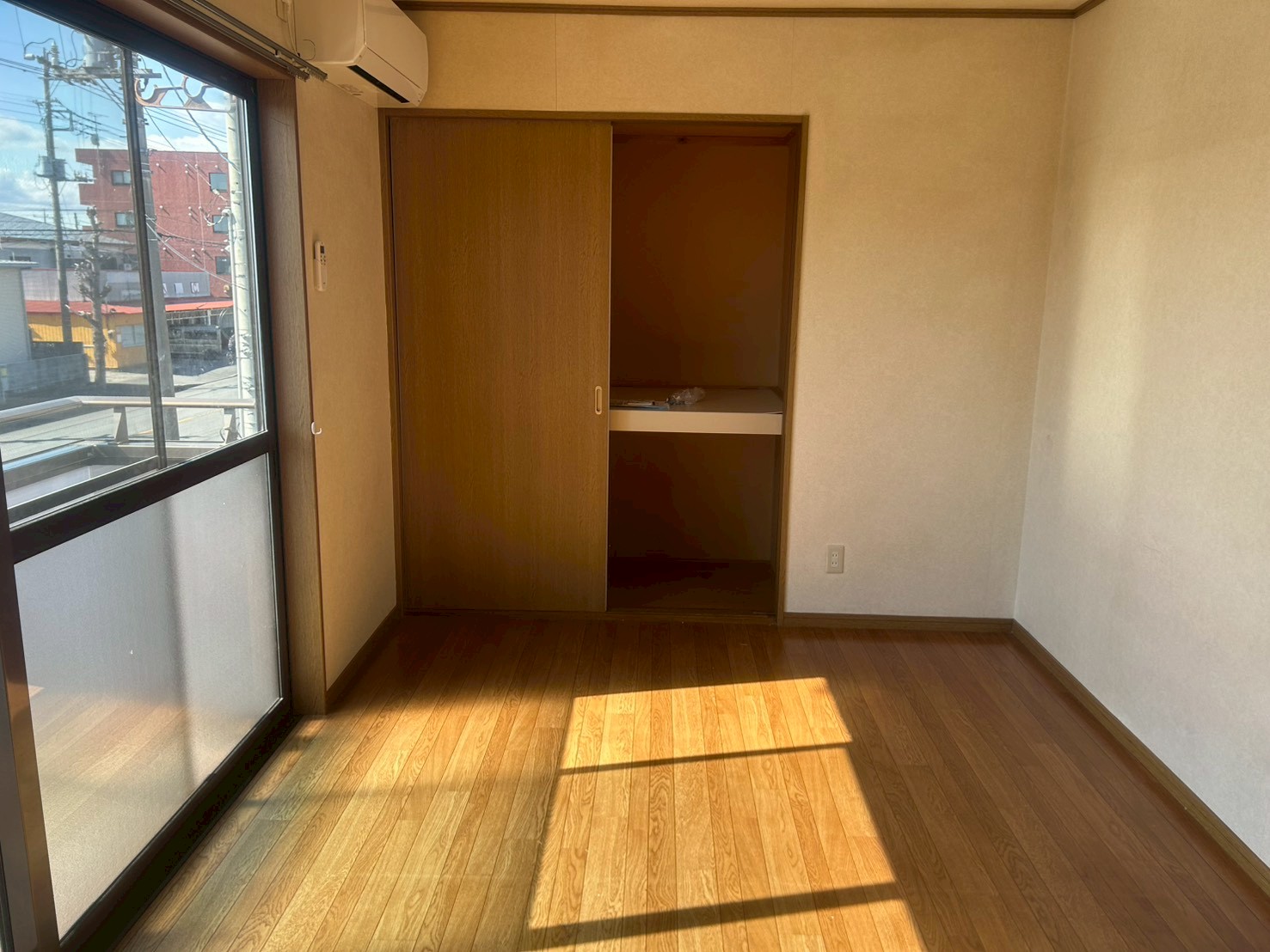 収納　7.5帖洋室　奥行のある収納付き