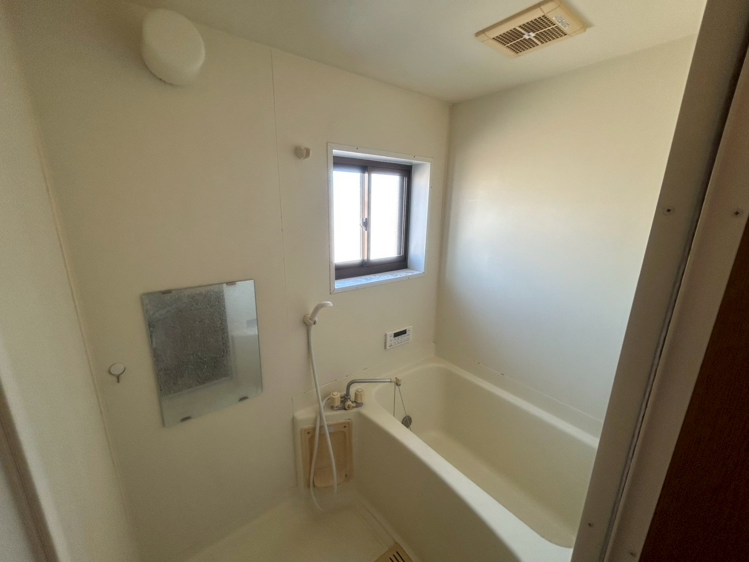 バス・シャワールーム　追い焚きつきます☆窓があり換気も便利！