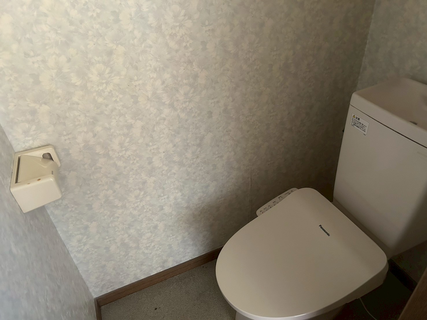 トイレ　温水洗浄便座付きます☆