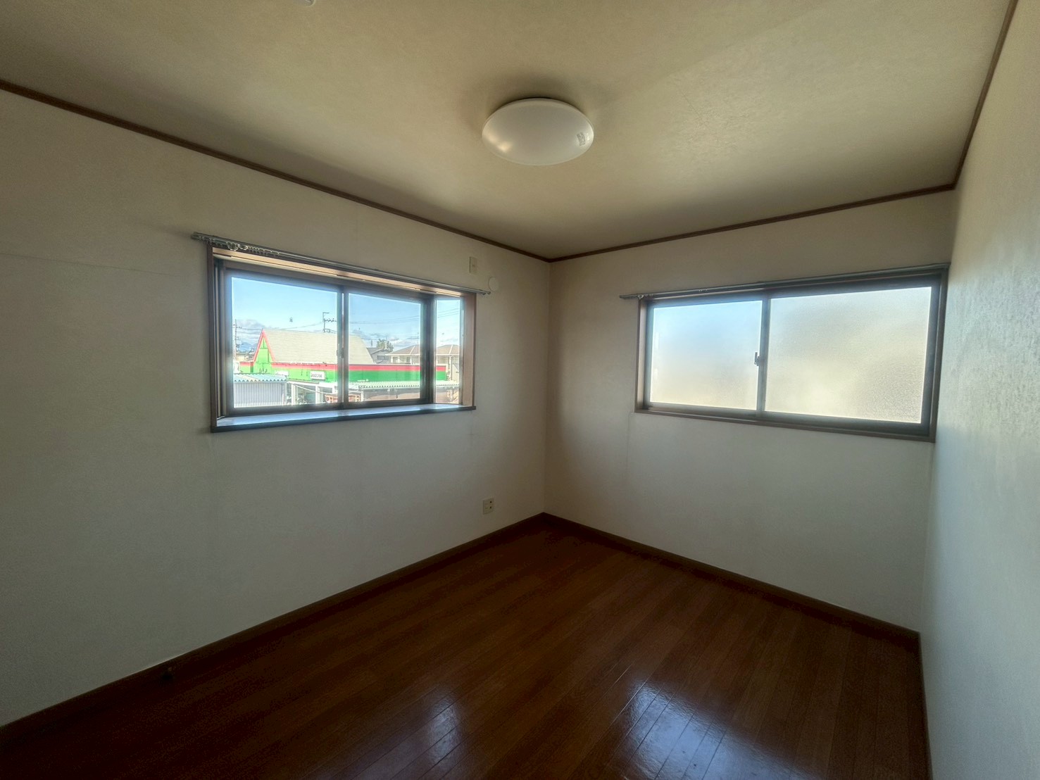 その他部屋・スペース　6帖洋室　角部屋なので窓が多く明るい！