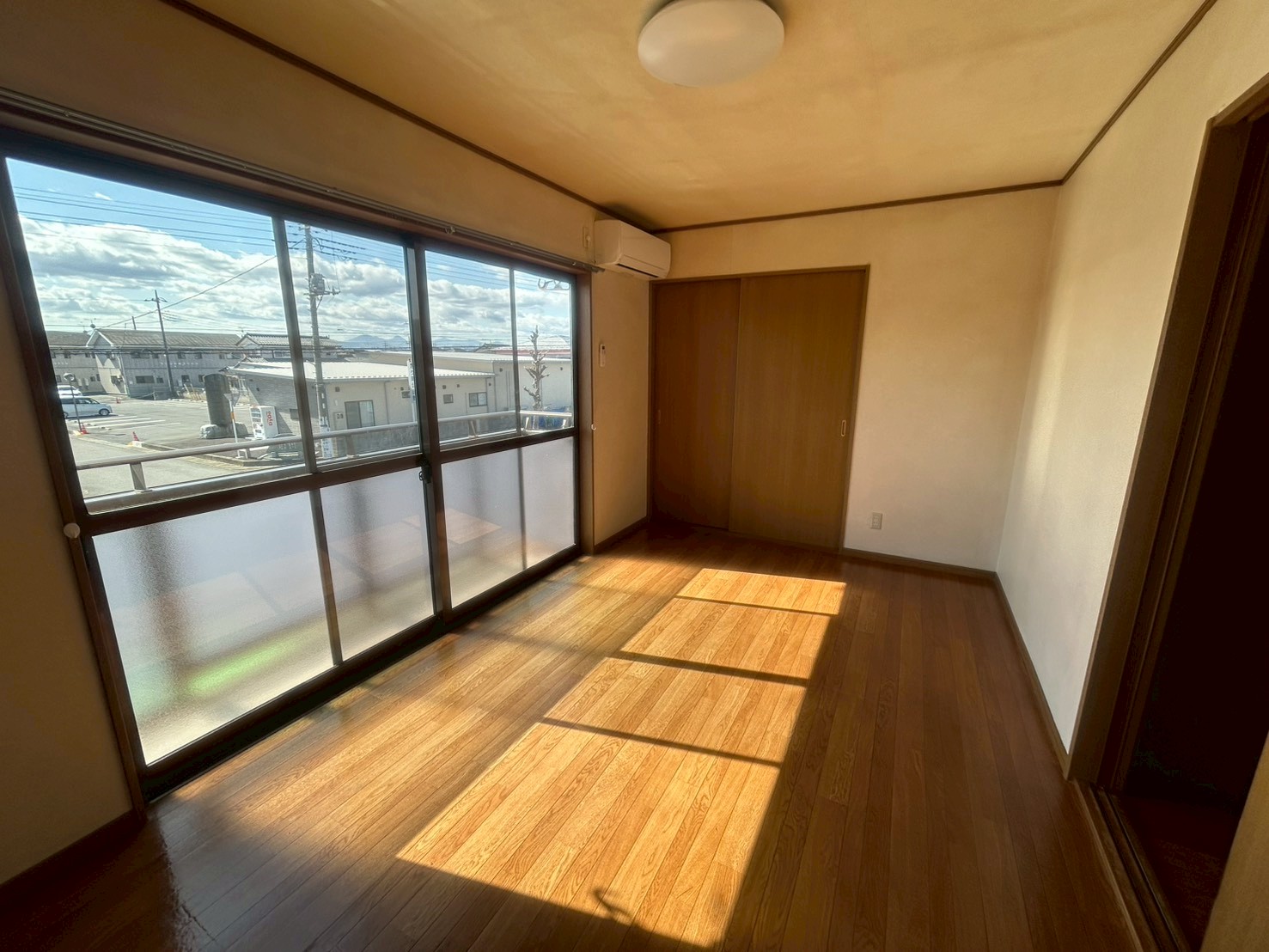 居室・リビング　7.5帖洋室　大きな窓で日がたくさん入ります♪