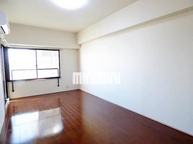 居室・リビング　広々して窓も大きいリビングです