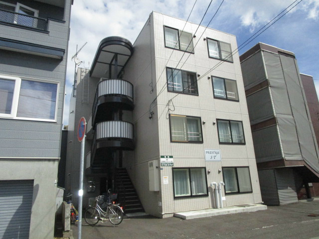 札幌市東区北四十四条東のマンションの建物外観