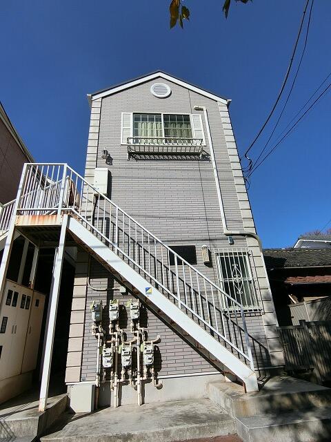 横浜市中区西竹之丸のアパートの建物外観