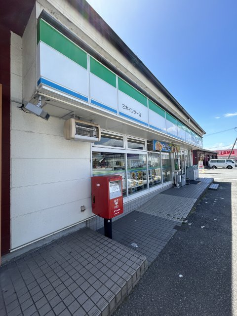 コンビニ　ファミリーマート　三木インター店（コンビニ）まで325m