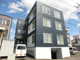 札幌市清田区清田七条のマンションの建物外観