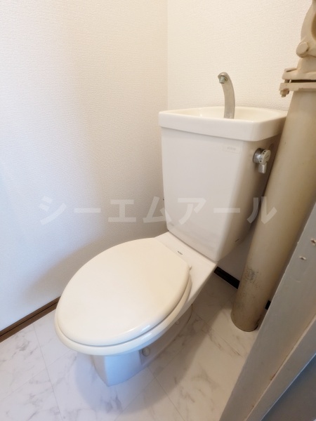 西鉄天神大牟田線 高宮駅 徒歩13分 7階建 築33年のトイレ写真
