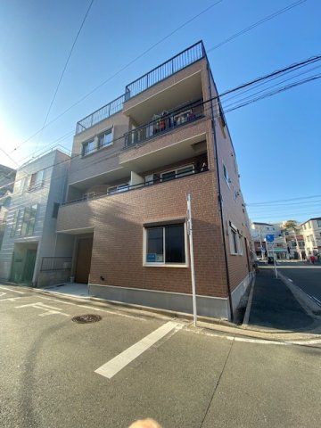 横浜市中区千代崎町のアパートの建物外観