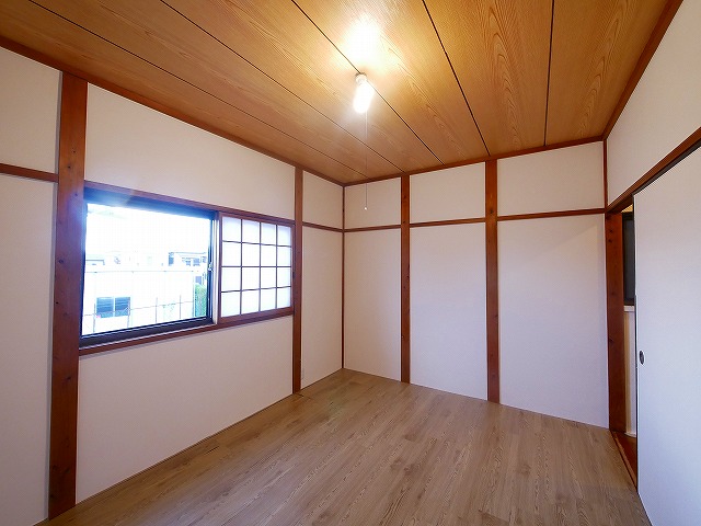 居室・リビング　落ち着いた色調の洋室です