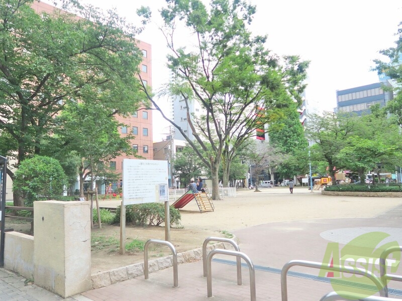 【大阪市西区北堀江のマンションの公園】