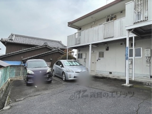 【大津市山上町のアパートの駐車場】