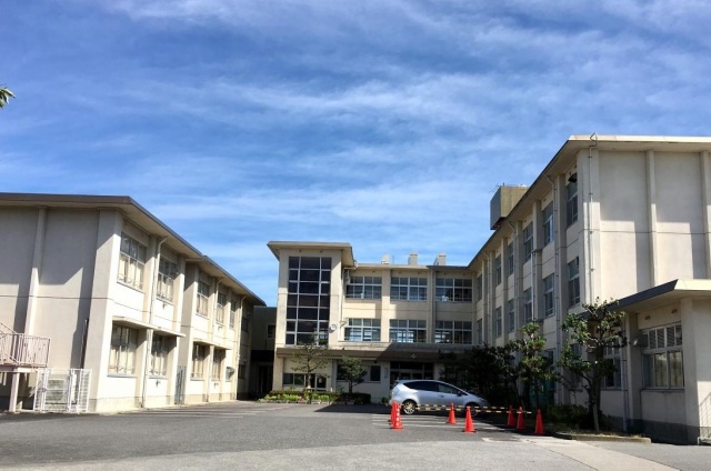 【彦根市竹ケ鼻町のマンションの小学校】