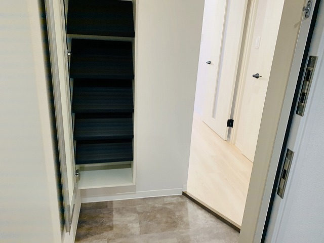 玄関　同タイプのお部屋の写真となります。
