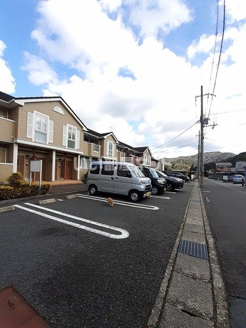 【舞鶴市八反田北町のアパートの駐車場】