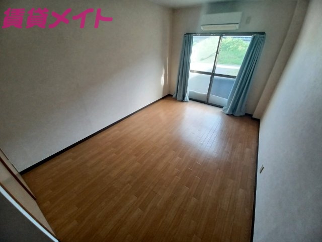 居室・リビング　同物件別室写真