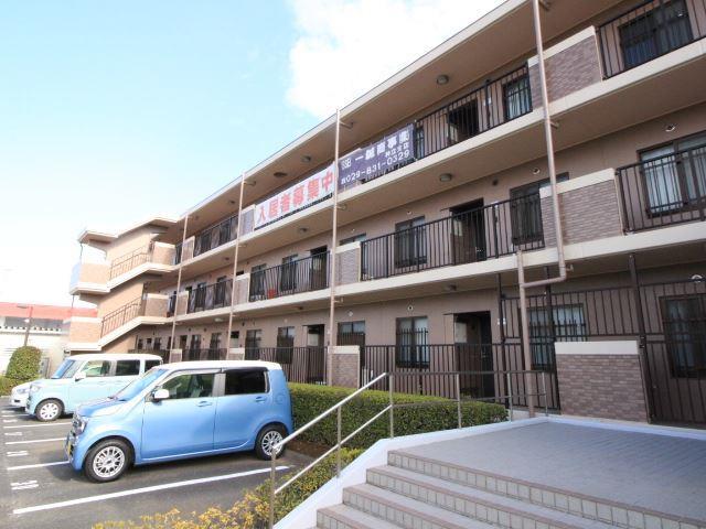 駐車場　エントランス側と裏側に駐車場あります！