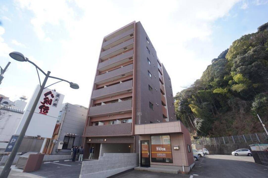 松山市平和通のマンションの建物外観