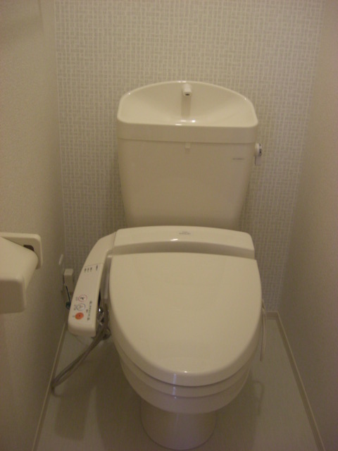 トイレ　落ち着いた色調のトイレです